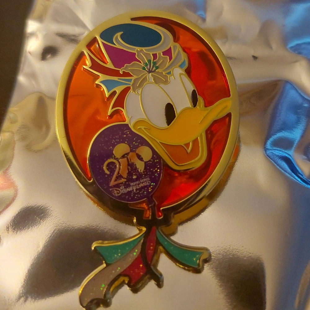 Exclusive Hong Kong DISNEY 2026 Pins - Picture 4 of 7
